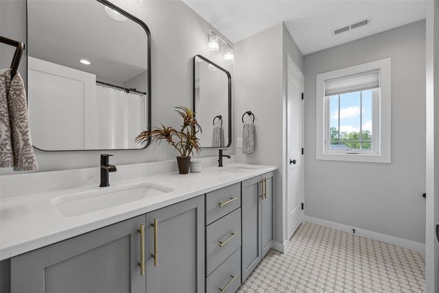 1244 Kona Cir, Coralville, IA 52241