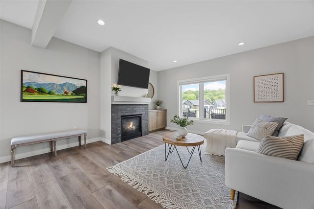 1244 Kona Cir, Coralville, IA 52241