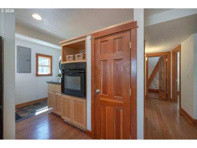 1843 MOSS St, Eugene, OR 97403