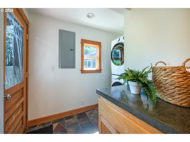 1843 MOSS St, Eugene, OR 97403