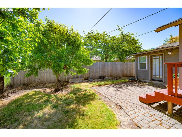 1843 MOSS St, Eugene, OR 97403