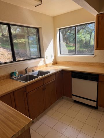 670 Stone House Rd, Auburn, CA 95603