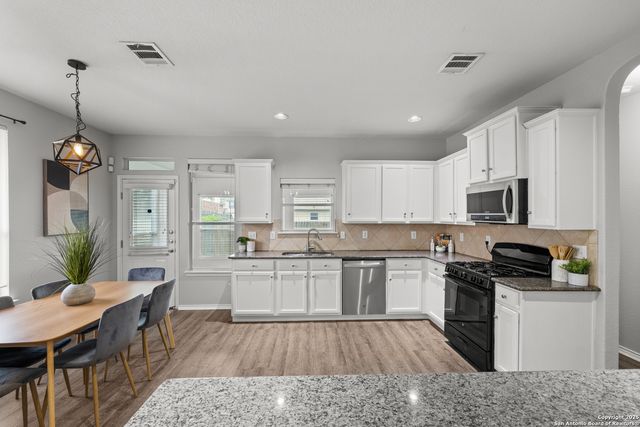 704 Hightrail, Schertz, TX 78108