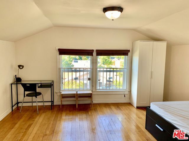 1327 W 35th Street, Los Angeles, CA 90007