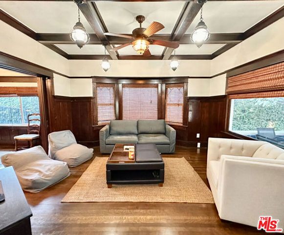 1327 W 35th Street, Los Angeles, CA 90007