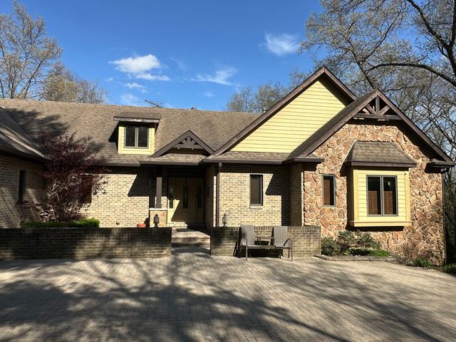 15214 Shamrock Lane, Woodstock, IL 60098