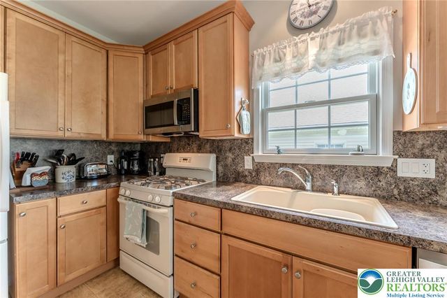 5 Edinburgh Drive, Easton, PA 18045