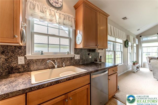5 Edinburgh Drive, Easton, PA 18045