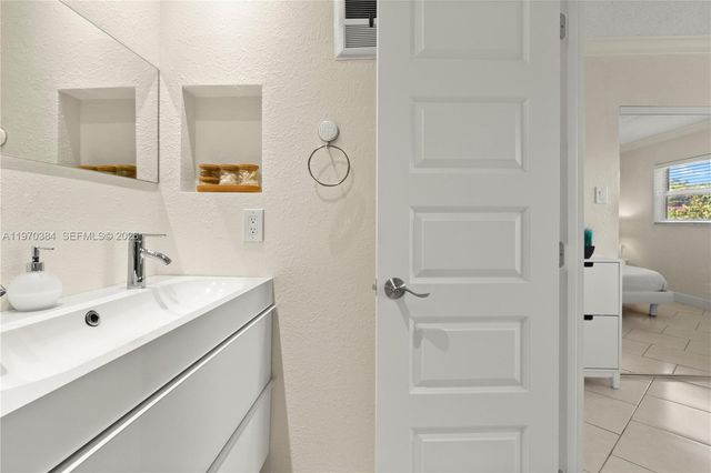 5121 W Oakland Park Blvd 304, Lauderdale Lakes, FL 33313