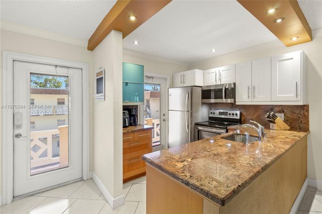 5121 W Oakland Park Blvd 304, Lauderdale Lakes, FL 33313