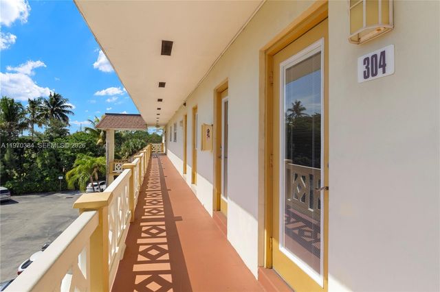 5121 W Oakland Park Blvd 304, Lauderdale Lakes, FL 33313