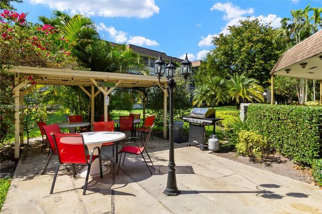 5121 W Oakland Park Blvd 304, Lauderdale Lakes, FL 33313