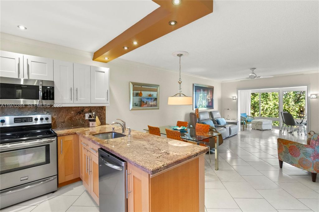 5121 W Oakland Park Blvd 304, Lauderdale Lakes, FL 33313