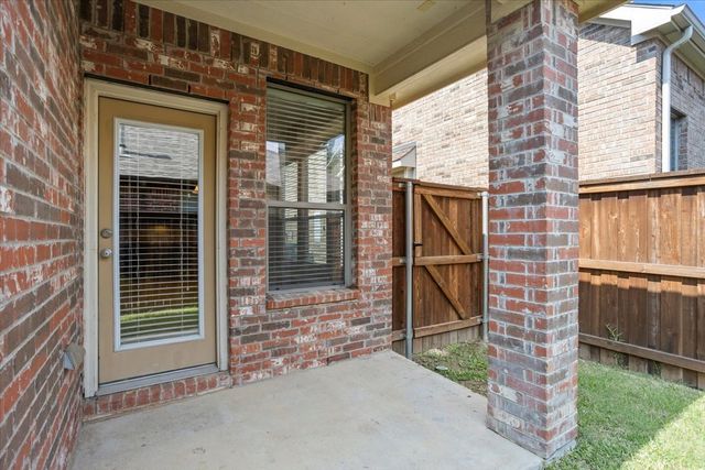 2633 Waters Edge Lane, Fort Worth, TX 76116