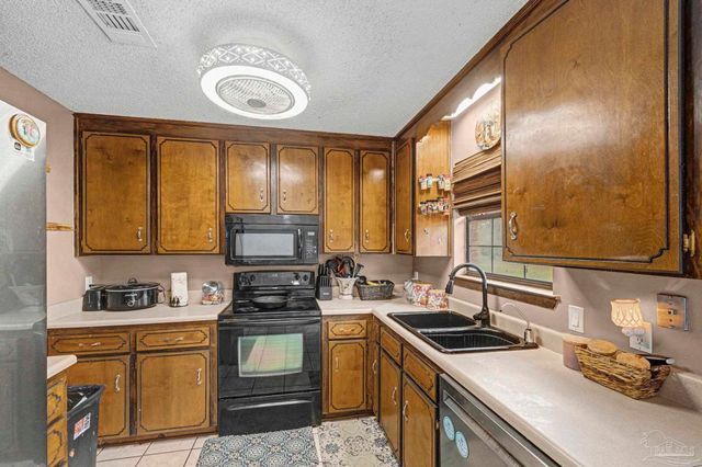 3525 Applewood Ln, Cantonment, FL 32533