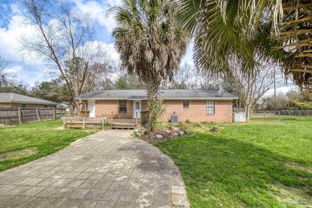 3525 Applewood Ln, Cantonment, FL 32533