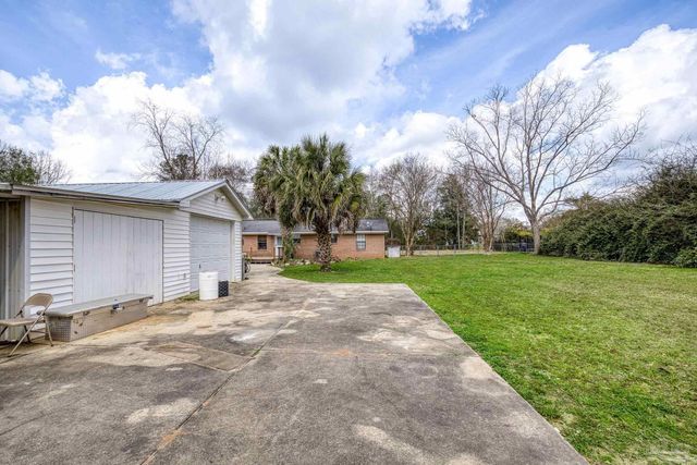 3525 Applewood Ln, Cantonment, FL 32533