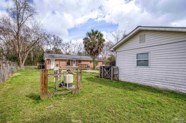 3525 Applewood Ln, Cantonment, FL 32533