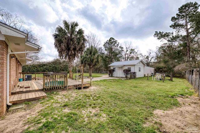 3525 Applewood Ln, Cantonment, FL 32533