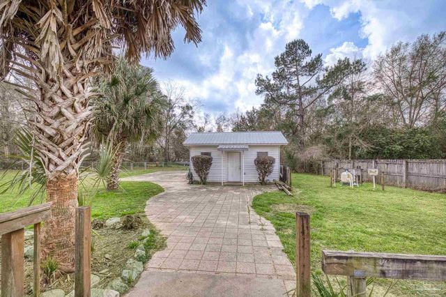 3525 Applewood Ln, Cantonment, FL 32533