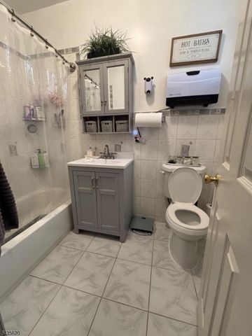 86 Bartholdi Ave, Jersey City, NJ 07305