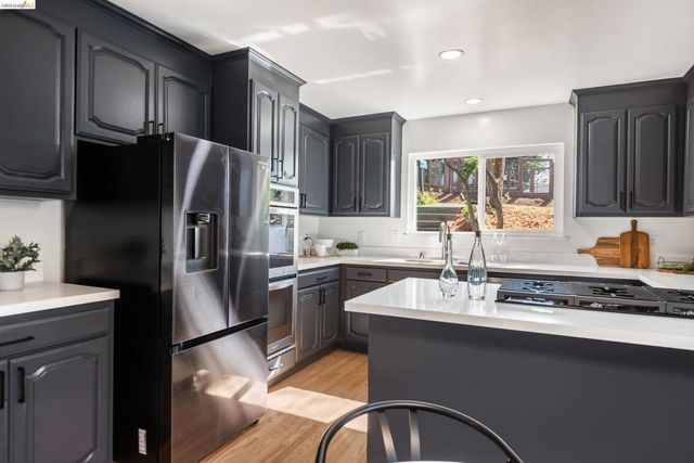 22 22 Rydal Ct, Oakland, CA 94611