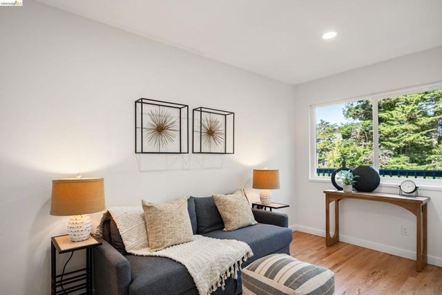 22 22 Rydal Ct, Oakland, CA 94611