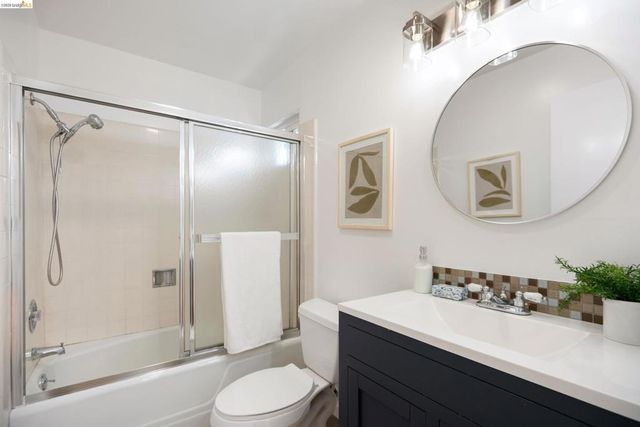 22 22 Rydal Ct, Oakland, CA 94611