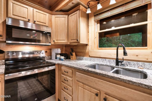 2216 Quiet Valley Way, Sevierville, TN 37862