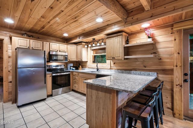 2216 Quiet Valley Way, Sevierville, TN 37862
