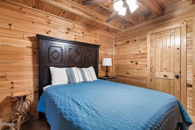 2216 Quiet Valley Way, Sevierville, TN 37862