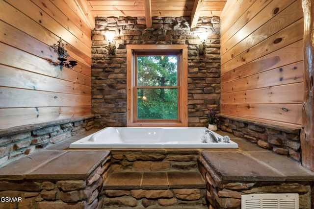 2216 Quiet Valley Way, Sevierville, TN 37862