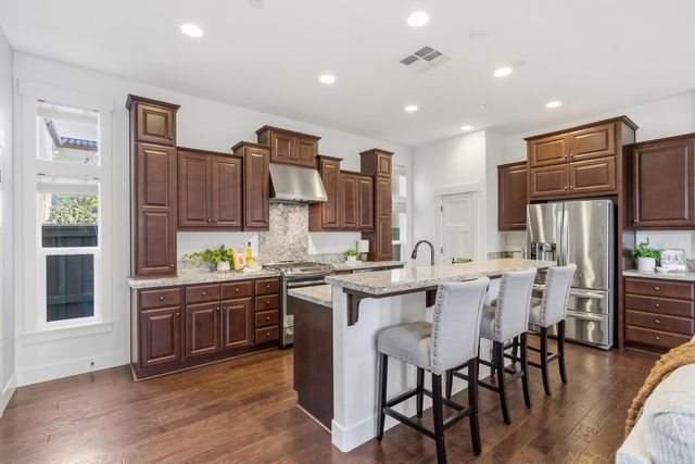 3177 Crocker Dr, Sacramento, CA 95818