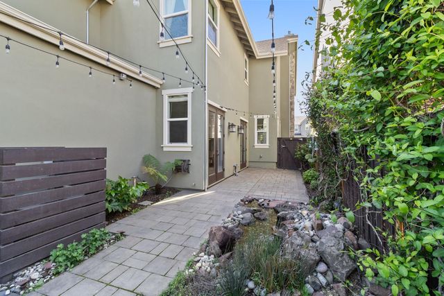 3177 Crocker Dr, Sacramento, CA 95818