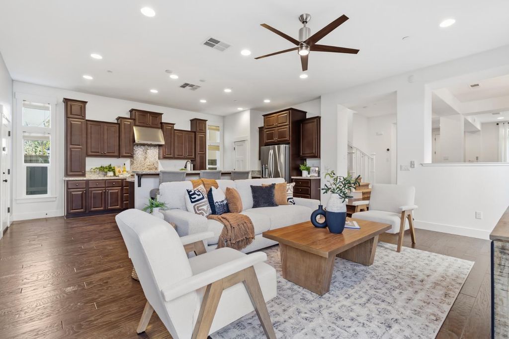 3177 Crocker Dr, Sacramento, CA 95818