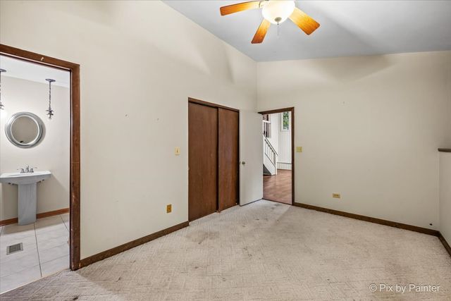 14 Lake Shore Drive, Oakwood Hills, IL 60013