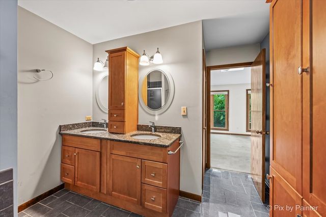 14 Lake Shore Drive, Oakwood Hills, IL 60013