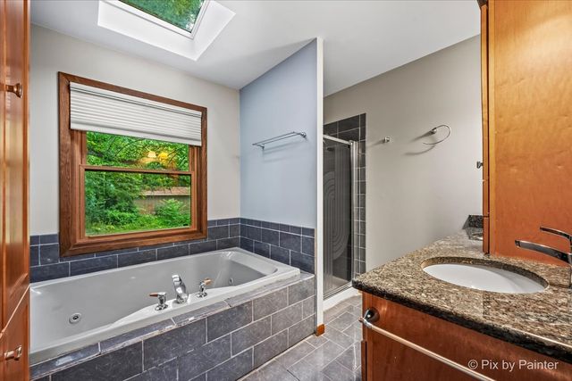 14 Lake Shore Drive, Oakwood Hills, IL 60013