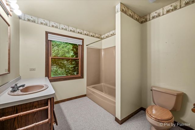 14 Lake Shore Drive, Oakwood Hills, IL 60013