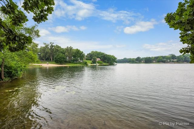14 Lake Shore Drive, Oakwood Hills, IL 60013
