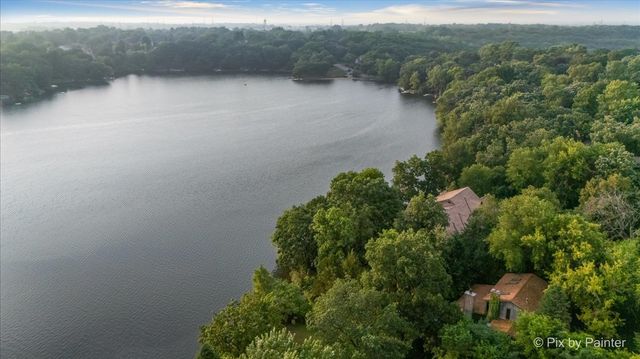 14 Lake Shore Drive, Oakwood Hills, IL 60013