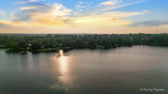 14 Lake Shore Drive, Oakwood Hills, IL 60013
