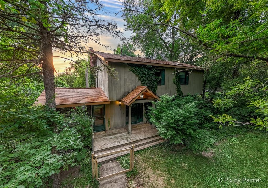 14 Lake Shore Drive, Oakwood Hills, IL 60013