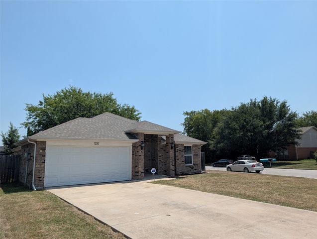 7237 Autumn Run Drive, Forest Hill, TX 76140
