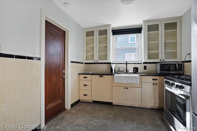 200 S Pleasant Street A, Royal Oak, MI 48067