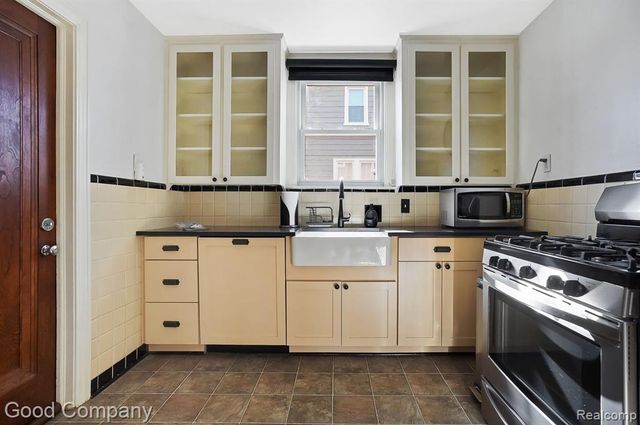 200 S Pleasant Street A, Royal Oak, MI 48067