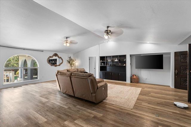 25832 Magnolia Rd, Escalon, CA 95320