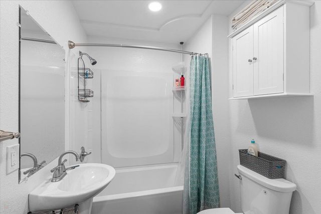 25832 Magnolia Rd, Escalon, CA 95320