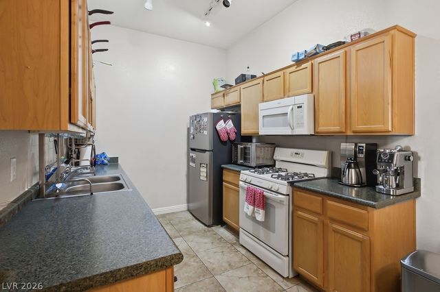 3325 Cactus Shadow Street 104, Las Vegas, NV 89129