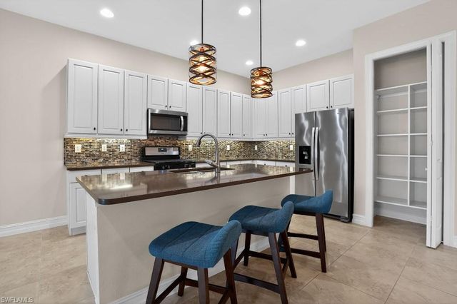 8260 Venetian Pointe DR, Fort Myers, FL 33908